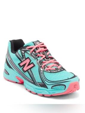 New Balance 740 Sneakers NEW
Size 8